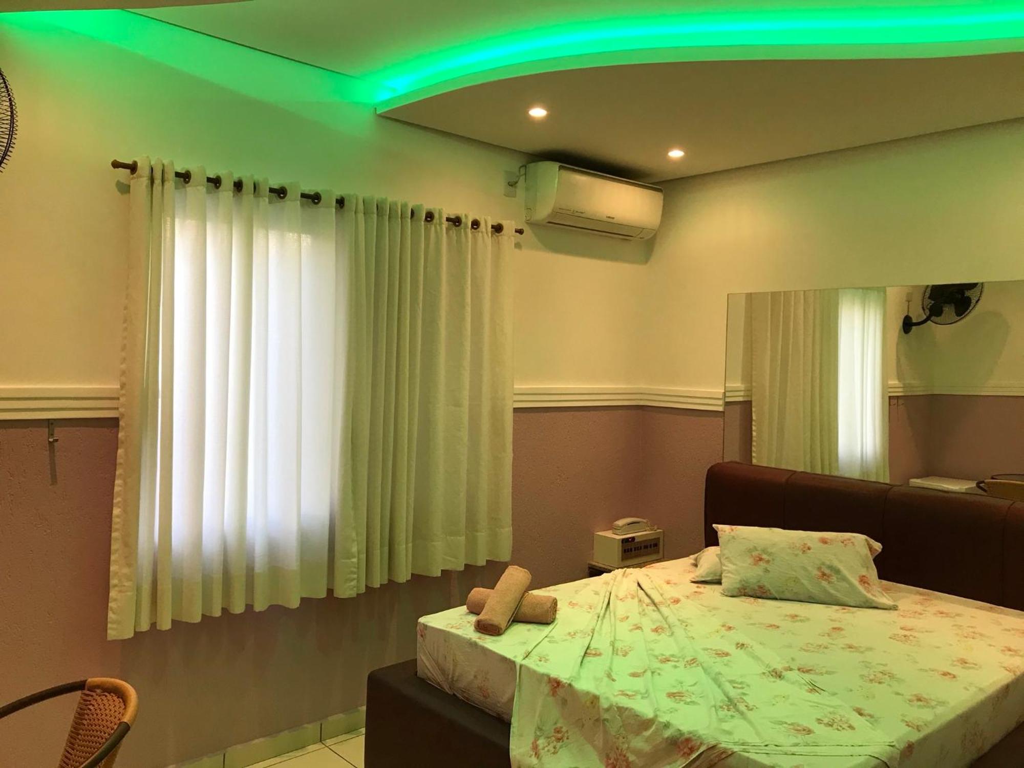 - Adults Only Hotel do amor *