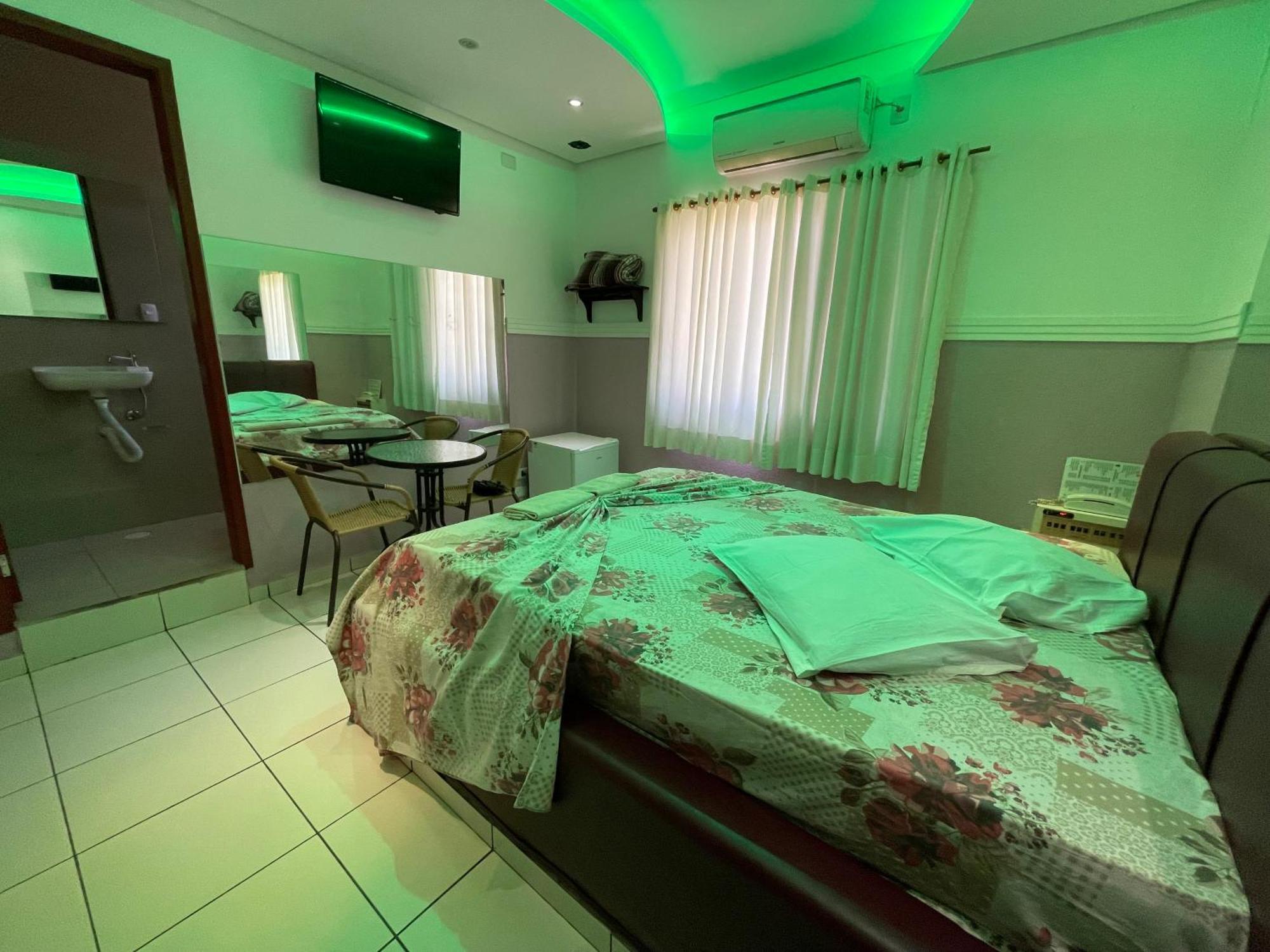 - Adults Only Hotel do amor